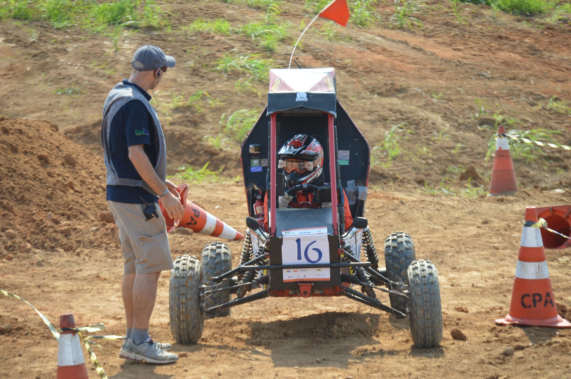 O Ingenium, carro 16, na chicane de cones do enduro do Regional 2015, com um fiscal da prova ao lado