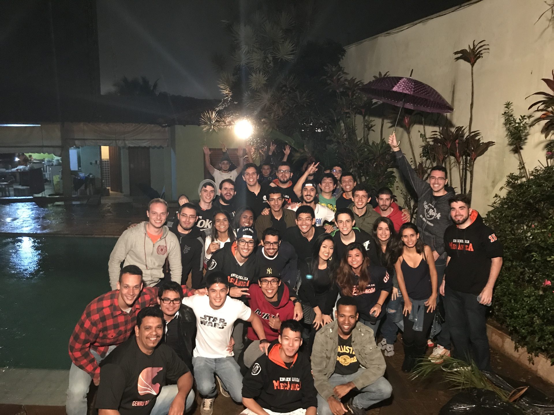 Integrantes da equipe Baja UFSCar reunidos à noite, em 2017
